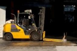 コンクリートブロックの製造・出荷作業